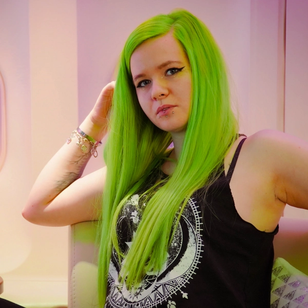 Neonově zelená barva na vlasy